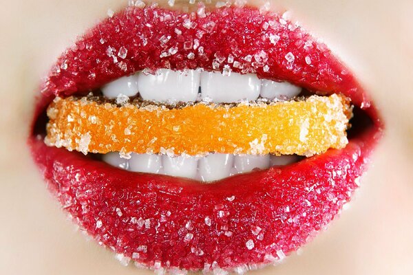 Zuckerrote Lippen mit einem Stück Orange