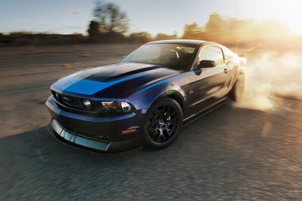 Ford, coche negro, coche extranjero Mustang