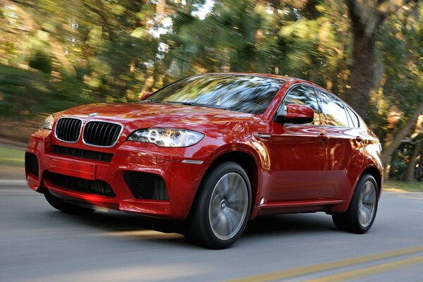 Voiture rouge BMW X6 roues en mouvement