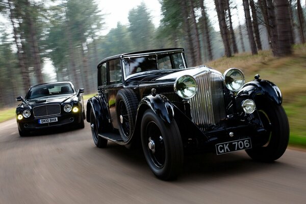 Negro Bentley carrera con otro coche