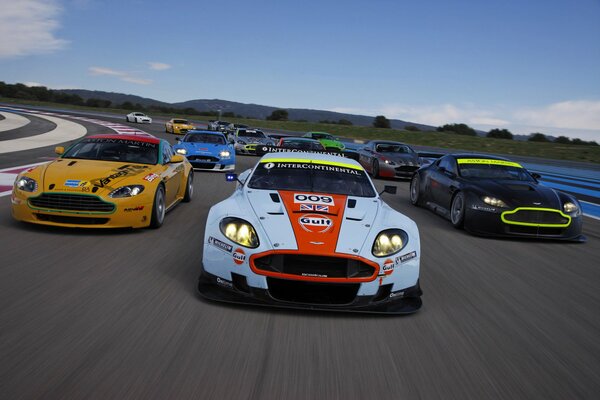 Aston martin. un classico imbattibile. in pista