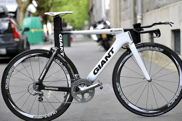 Bicicletta Colombia gigante in bianco e nero su sfondo della città