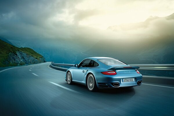 Porsche corre por la carretera vista trasera