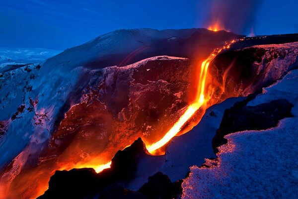 Une éruption volcanique fait fondre la neige