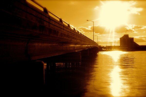 Belle photo du pont au coucher du soleil