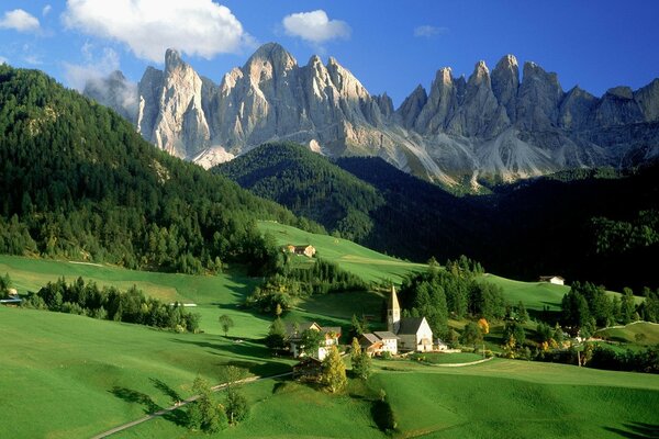 Ein Dorf in einer malerischen grünen Natur