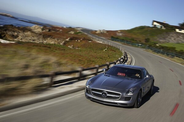 Mercedes Benz едет на скорости по дороге