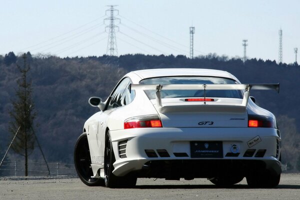 Porsche 911 prangt auf der Straße