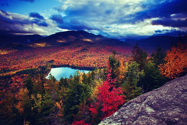 Peinture d automne et lac - vue de la montagne