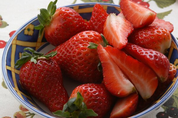 Baies de fraises rouges juteuses dans une assiette