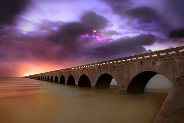 Viaducto sin fin en medio de la puesta de sol