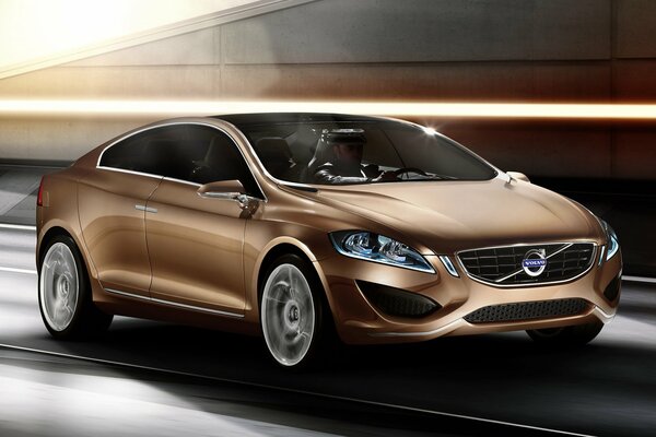 Marrone volvo s60 guida su strada