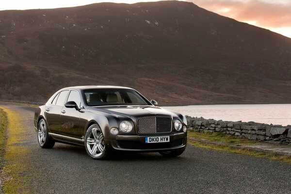 Ein Bentley-Auto in einer wunderschönen Landschaft