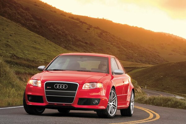 Hermoso rojo Audi en la carretera