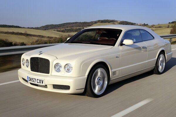 Bianco come la neve Bentley sulla strada nel deserto