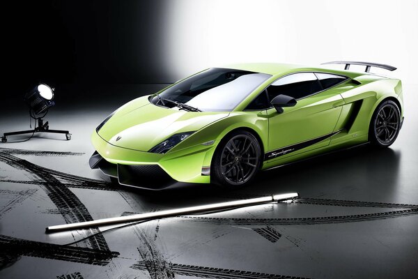 Machine verte Lamborghini à la lumière du projecteur