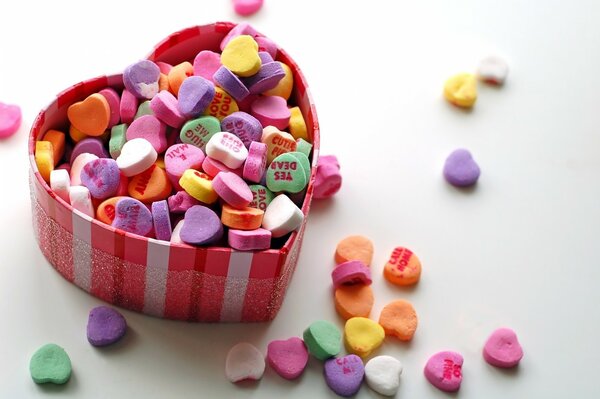Bonbons colorés dans une boîte en forme de coeur