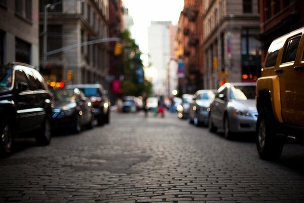 Coches en las calles de la ciudad en el desenfoque