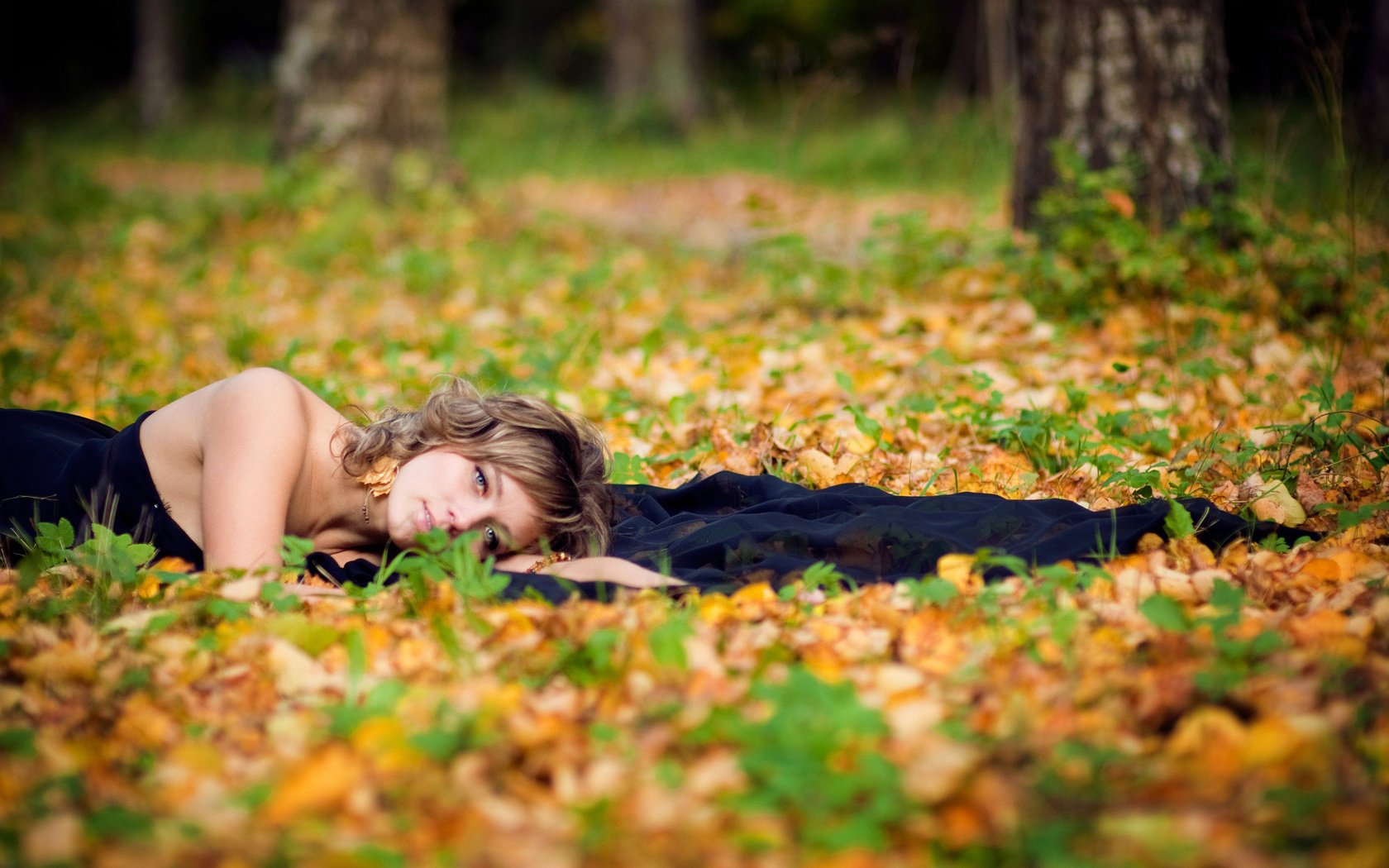 wald braunhaarige schwarz kleid herbst