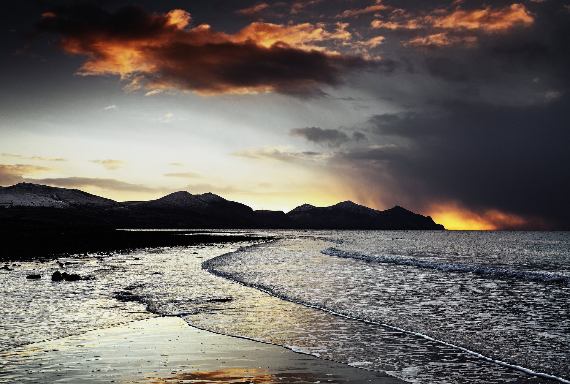 plage soir montagnes mer coucher de soleil rochers