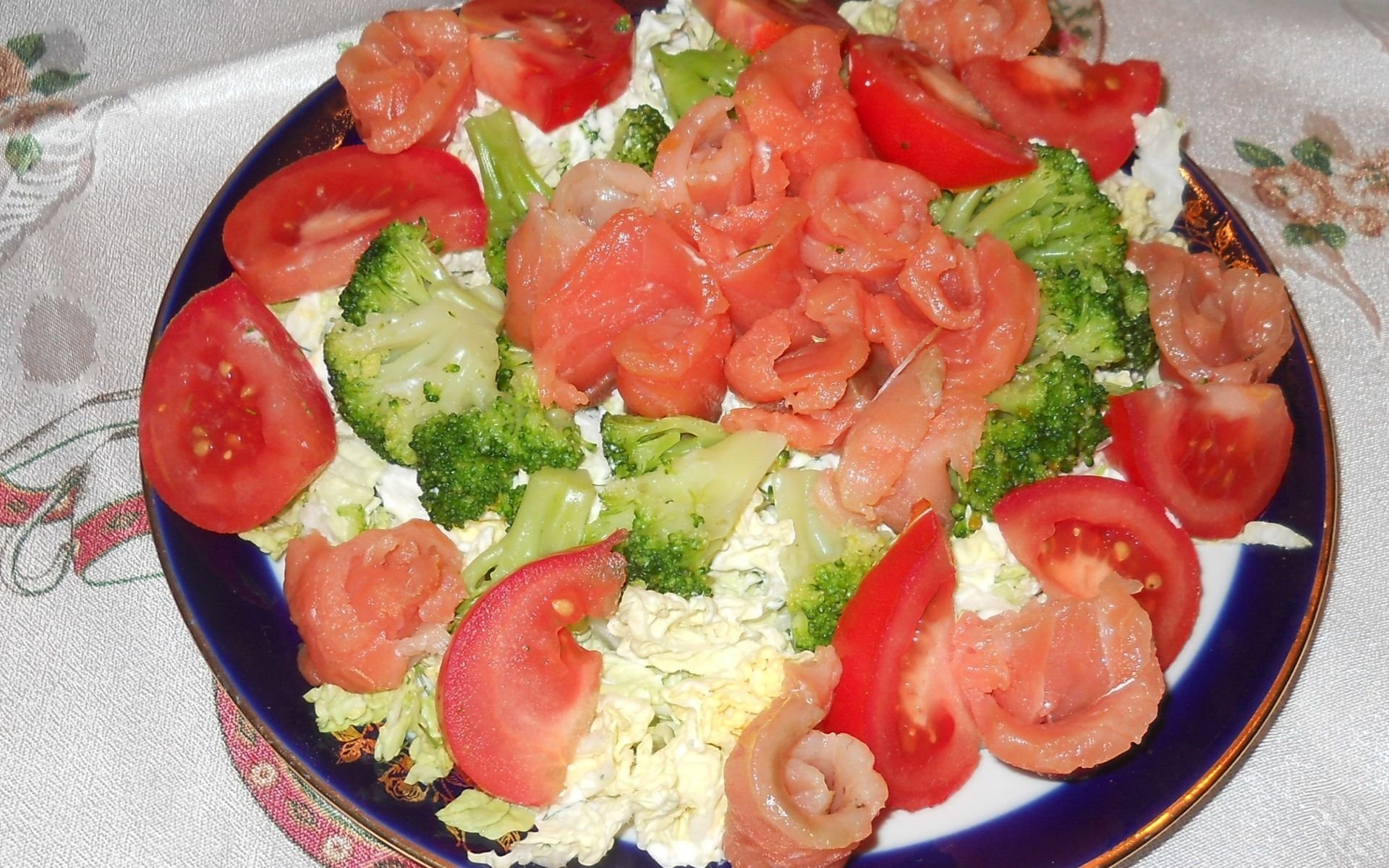 Салат амурский. Овощной салат с слабосоленой семгой. Салат с семгой и томатами. Салат с семгой и помидорами. Салат помидоры форель.