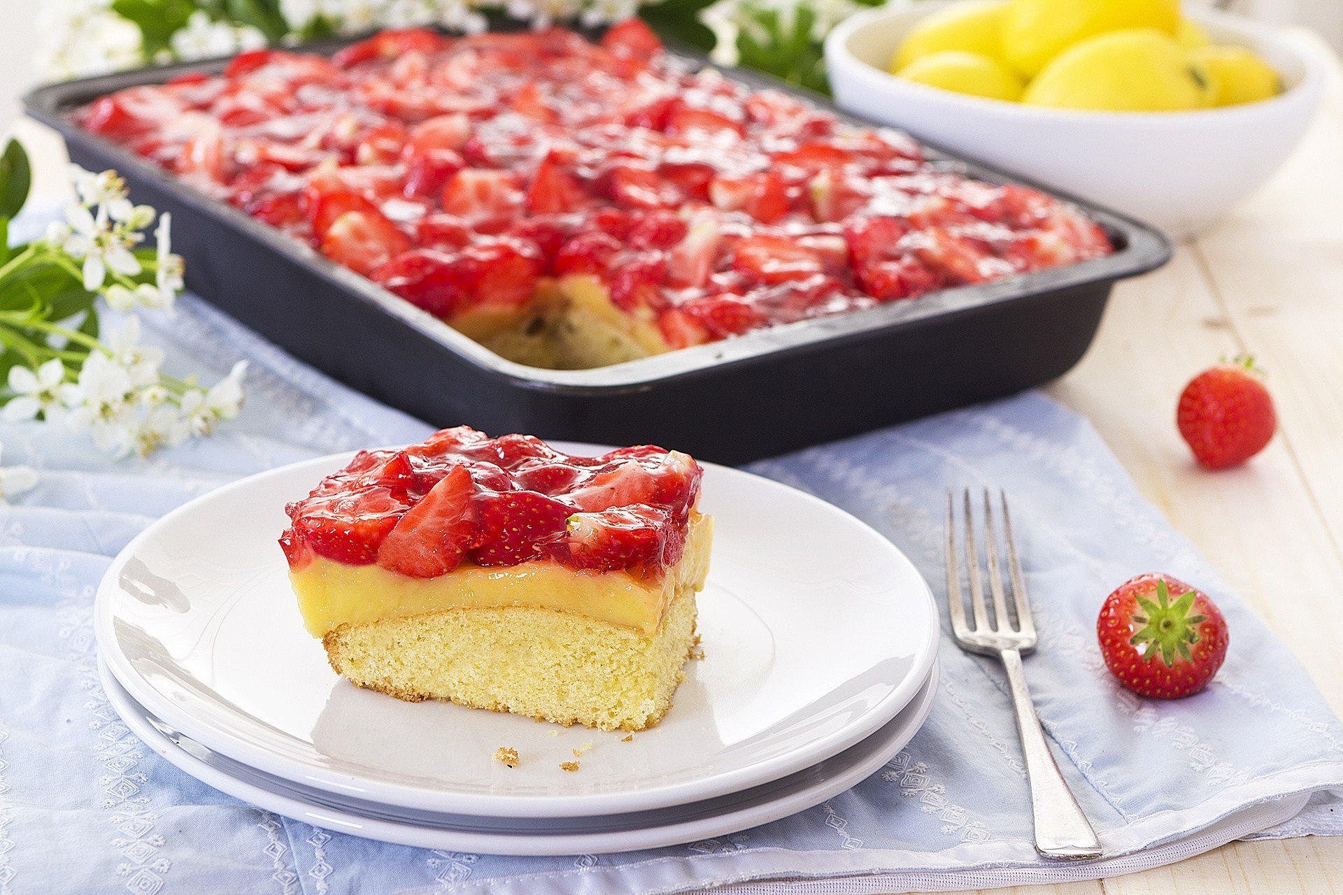 fresas platos tenedor bandeja para hornear pastel bayas