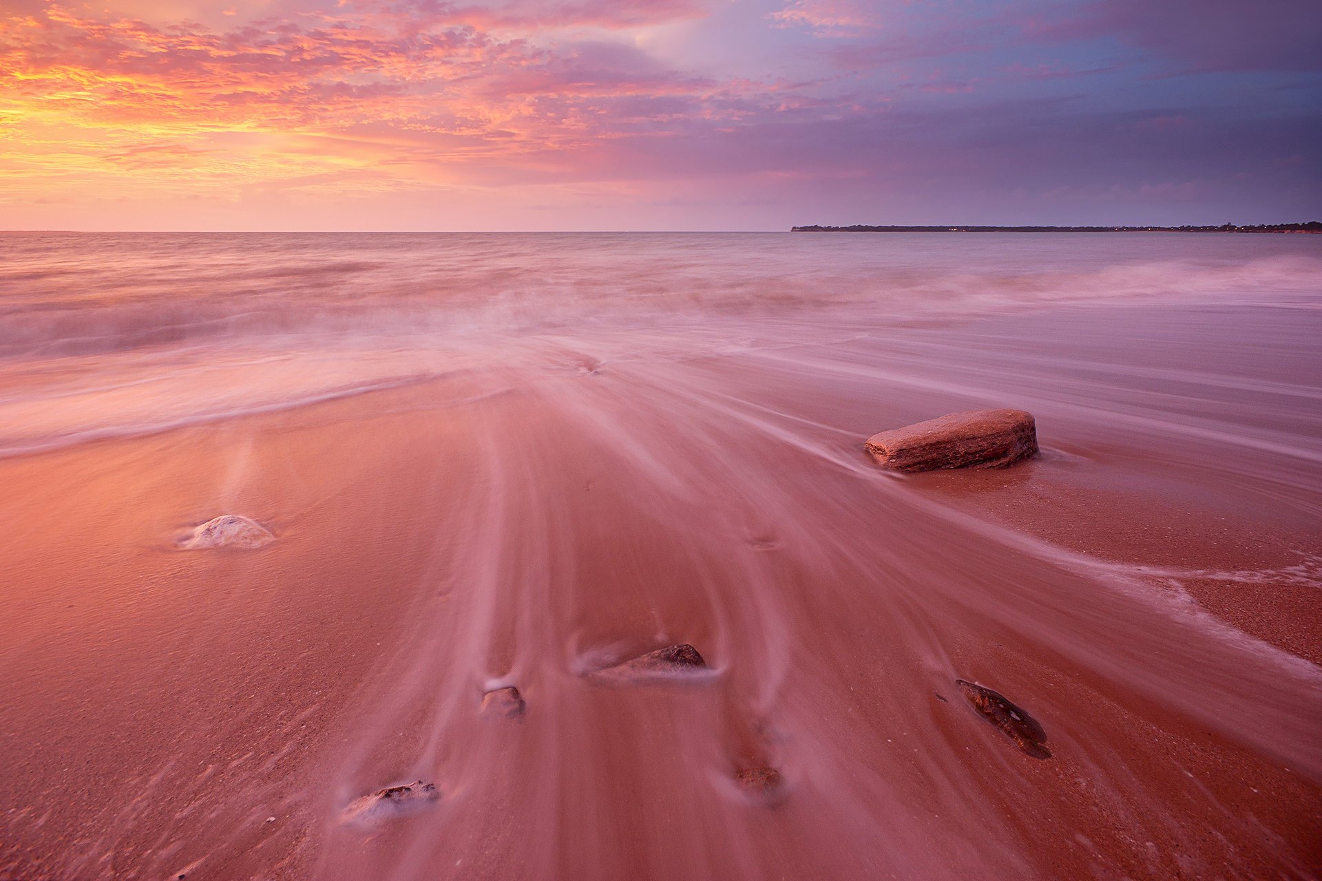 mer chaude roseaux sable coucher de soleil