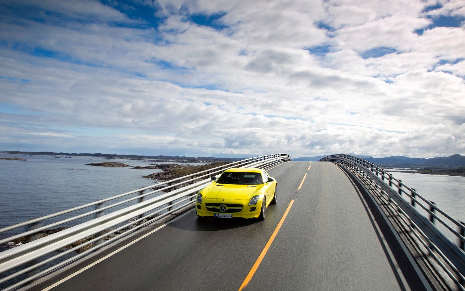 mercedez benz sls amg e-cell track cloud