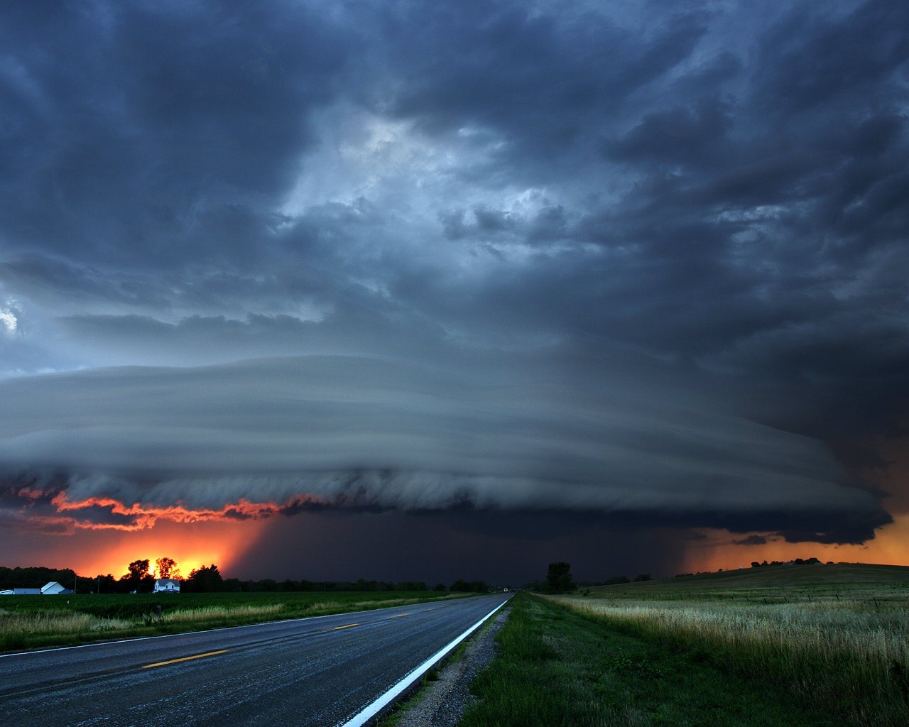 tempesta nuvole strada