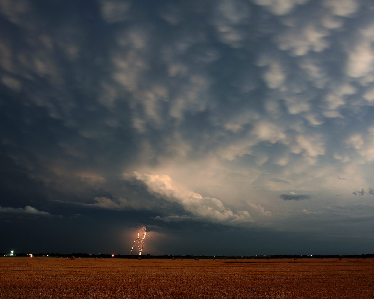 blitz feld wolken