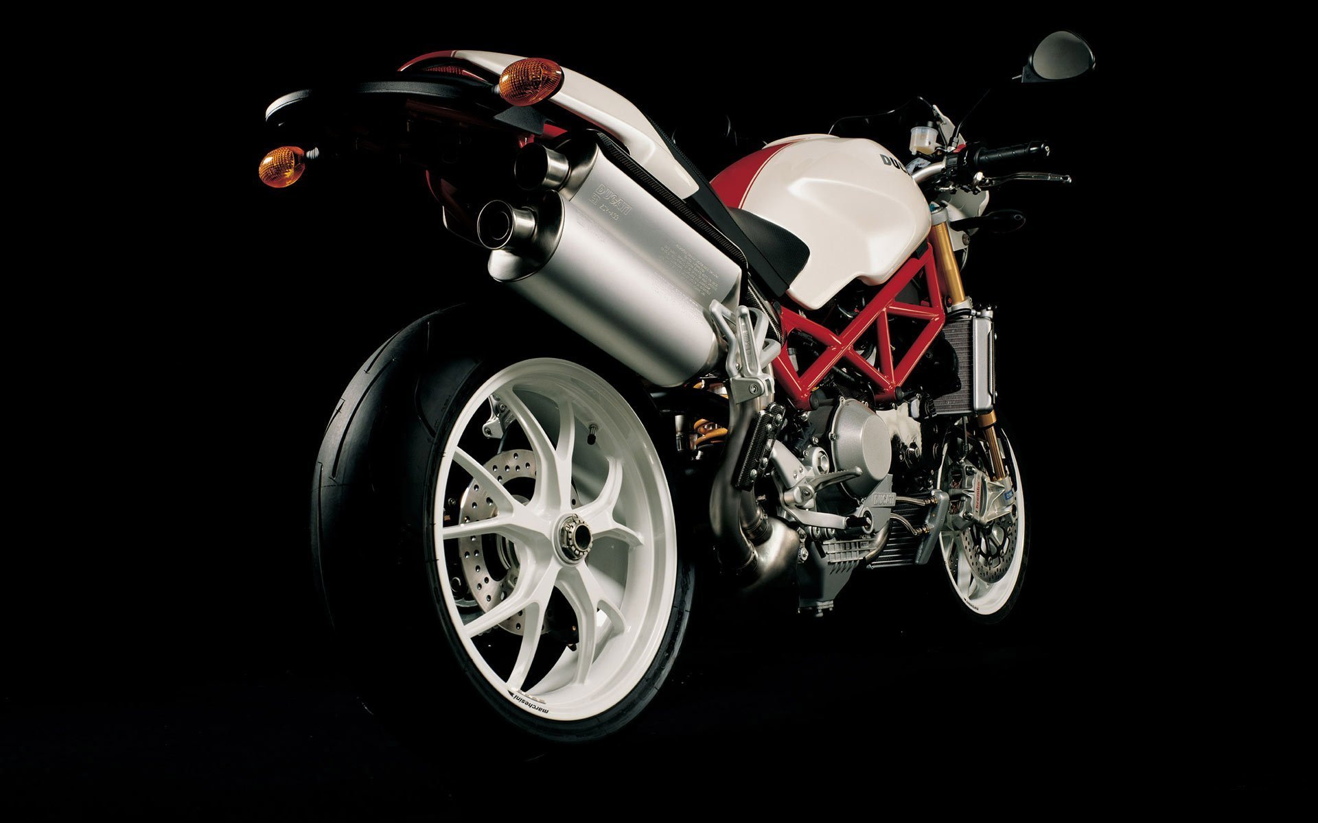 moto ducati rouge et blanc technique