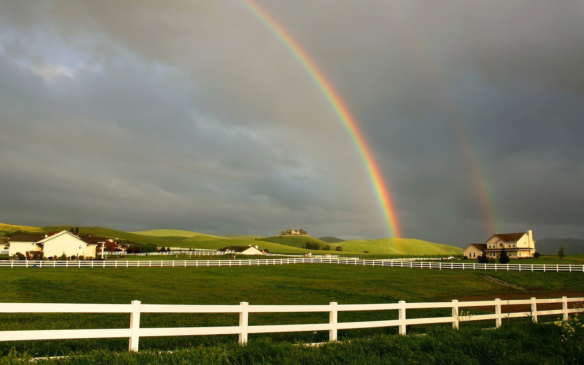 arco iris cerca campo