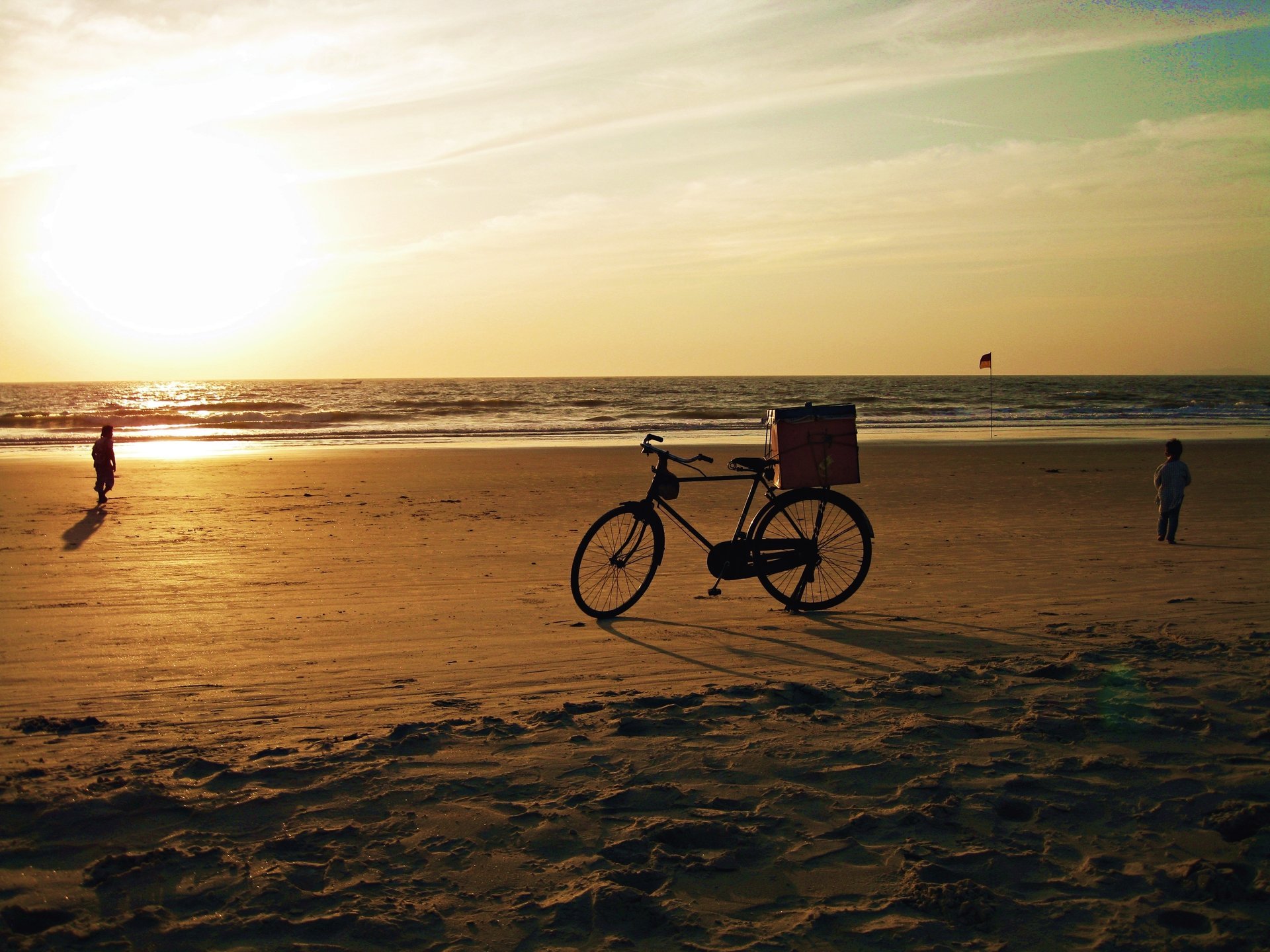 inde vélo océan mer coucher de soleil