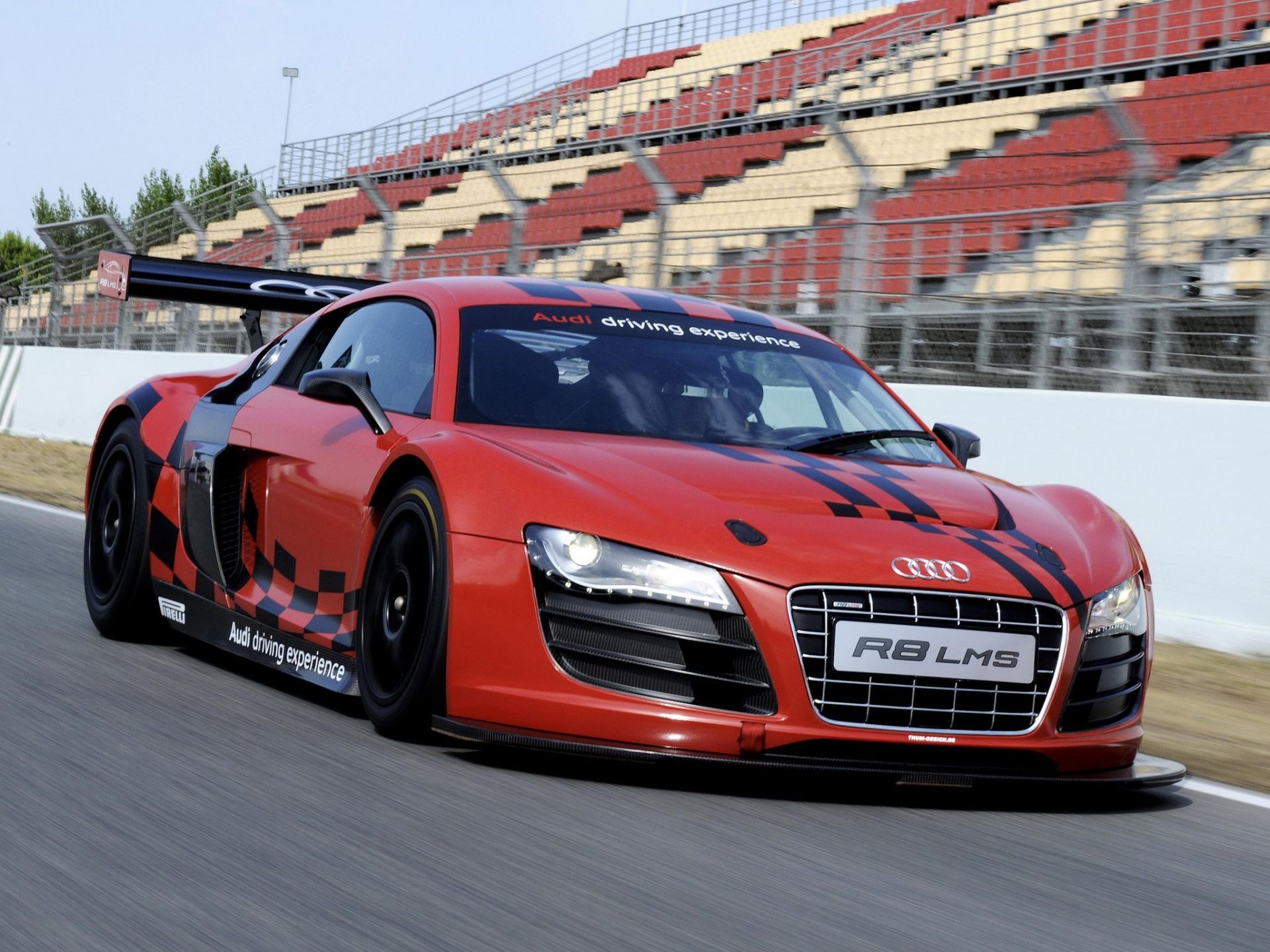 audi rojo pista gradas