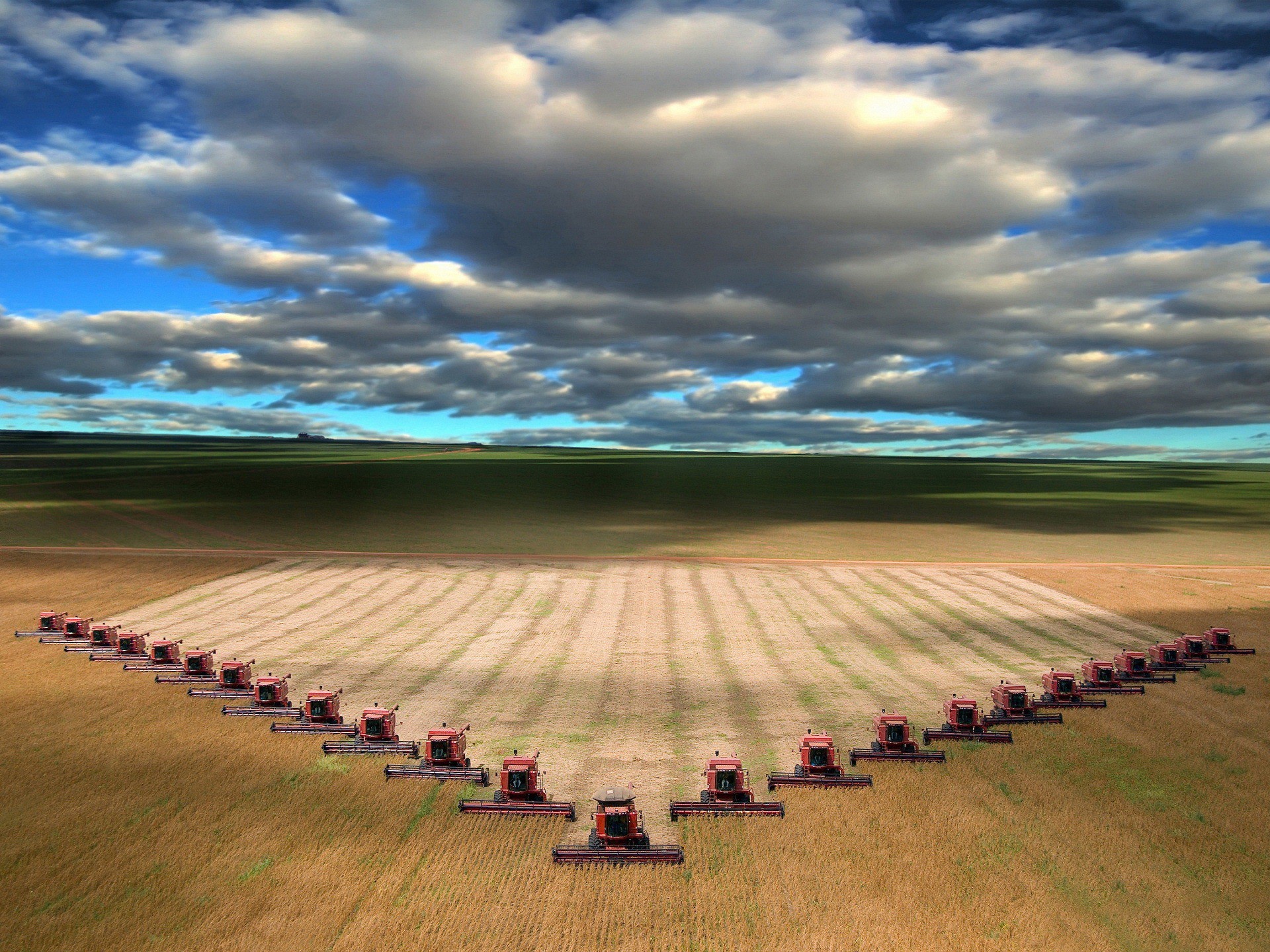 nuages horizon champ moissonneuses-batteuses