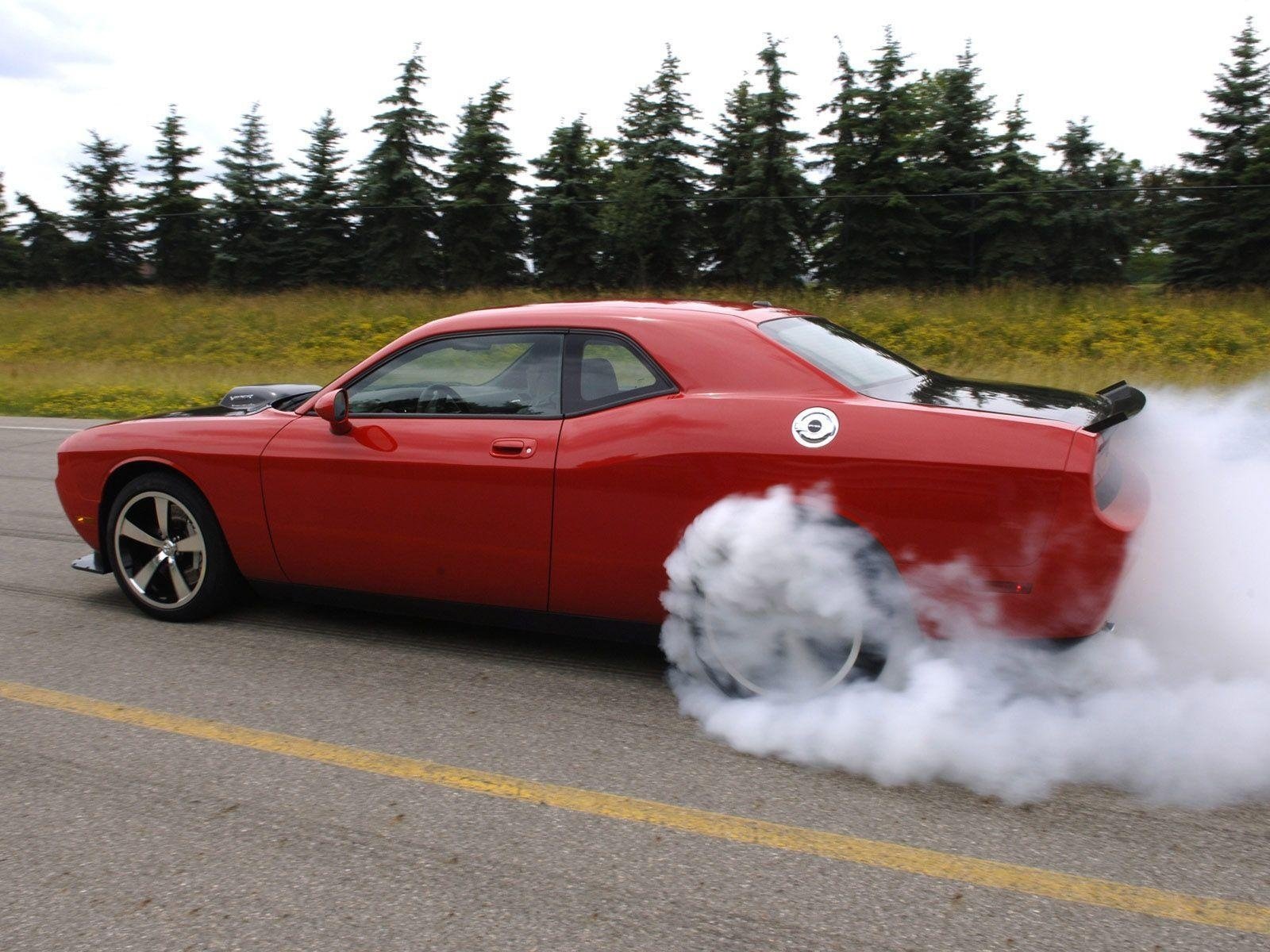 dodge challenger fumo asfalto alberi