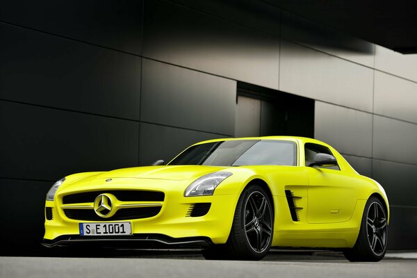 Стильное изображение Mercedes benz желтого цвета