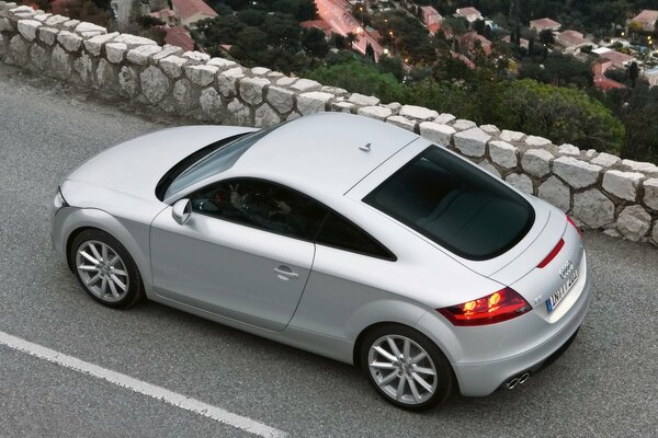 Une Audi TT blanche roule sur la route