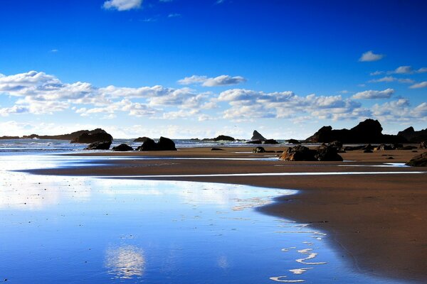 Eau bleue cristalline sur le rivage