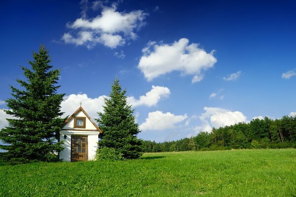 Maison solitaire dans la nature. Silence