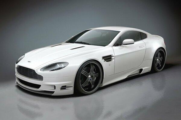 Weißer Aston Martin Auto mit Reflexion im Boden