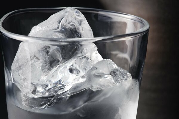 Eis in einem Glas Wasser, Makrobild