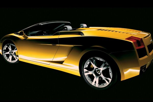 Lamborghini convertibile gialla con cerchi seribrosi