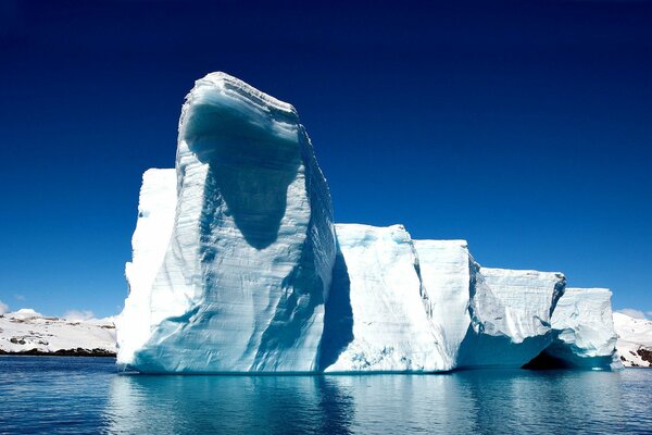 Величественный айсберг в ледовитом океане