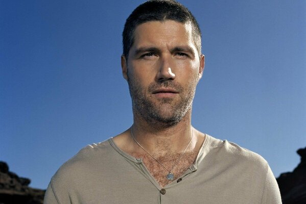 Matthew Fox na tle nieba