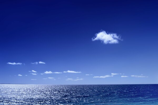 Landschaft blauer Himmel und Meer