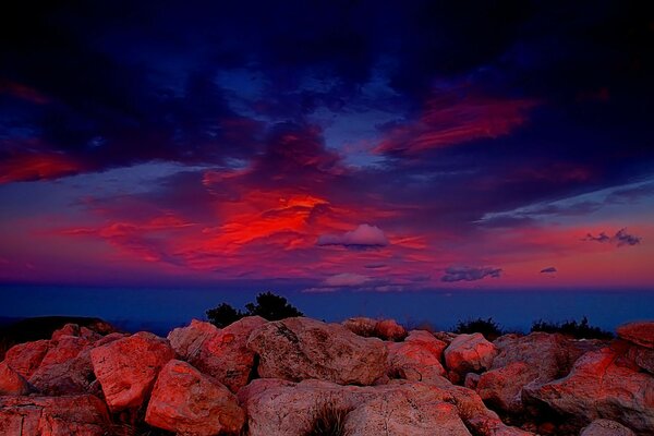 Le nuvole del tramonto sono deliziosamente rosse