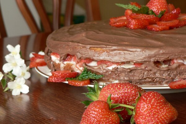 Délicieux gâteau aux fraises et au chocolat