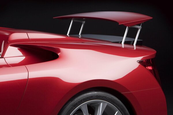 Elegante spoiler rosso su Lexus