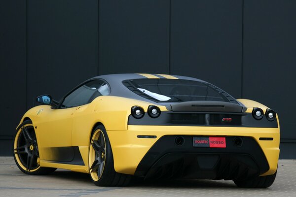 Coche de carreras Ferrari amarillo en la parte trasera